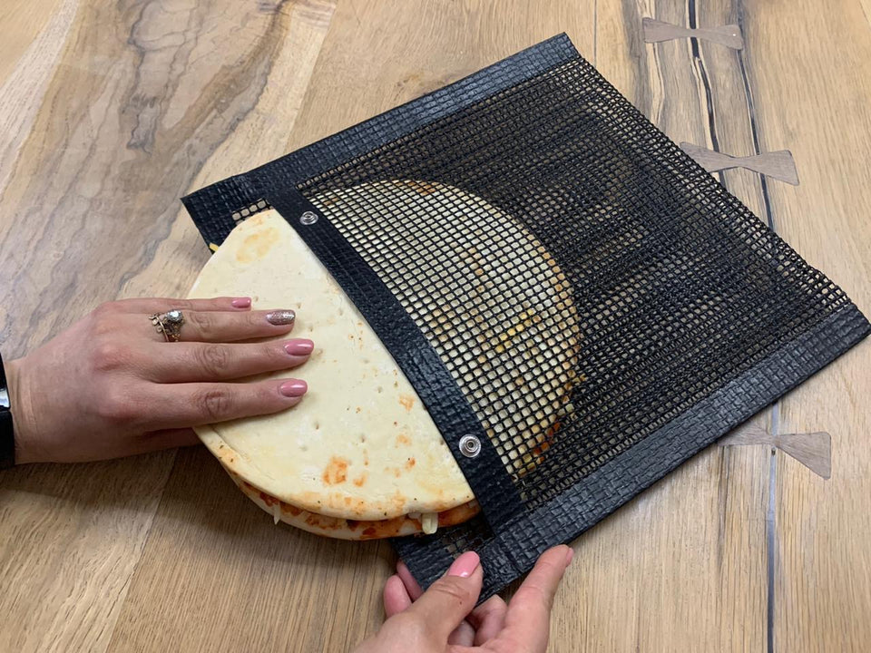 place the pizza in the craft braai bag