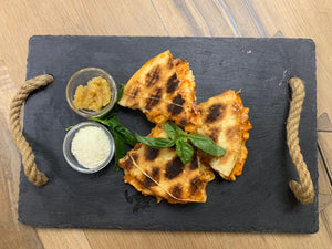 delicious braai pizza made in the craft braai bag